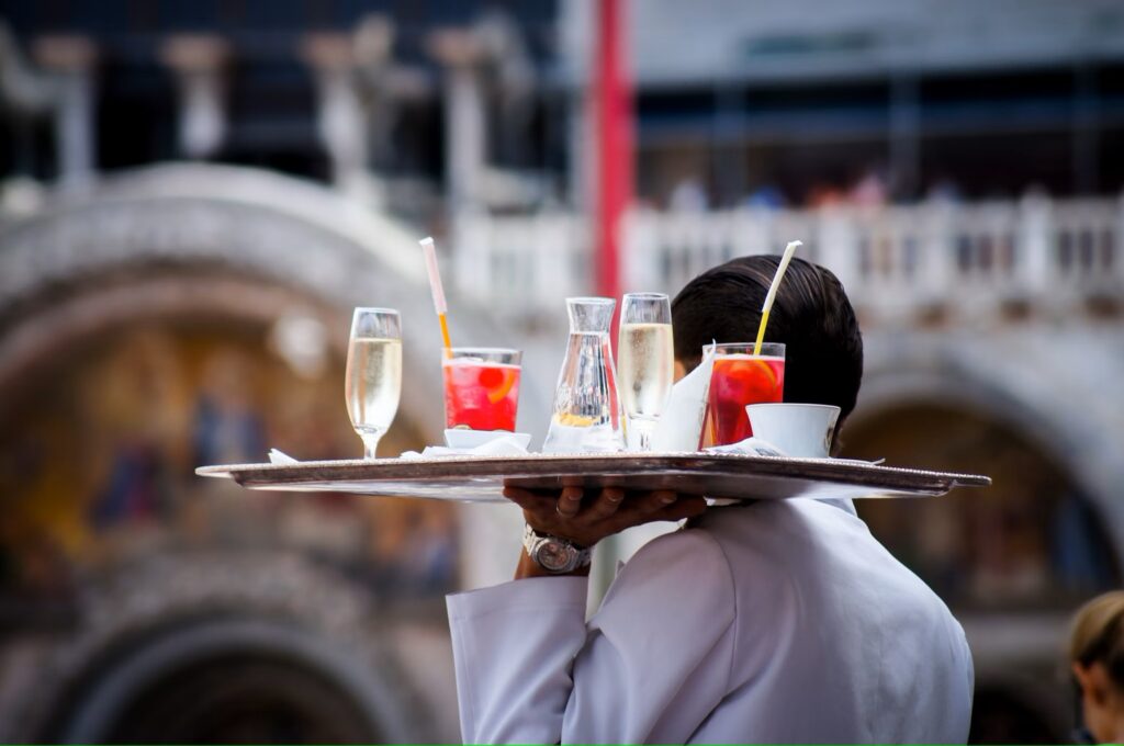 Coast to Coast Navigating Restaurant Labor Markets and Wage Trends Across the US 1